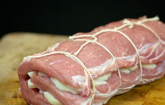 1. Этап. Рулет с сюрпризом: 10. Для надежности можно перевязать его ниткой. Выложите рулет в жаропрочную форму, предварительно застеленную фольгой.