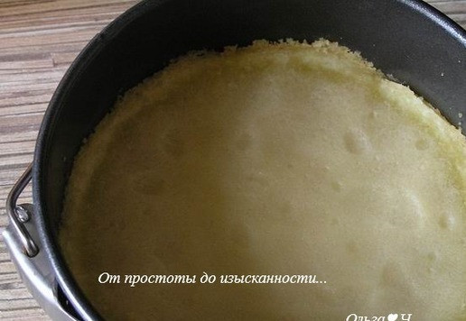 1. Этап. Лимонно-малиновое пирожное: Аккуратно уберите груз с испеченного коржа.