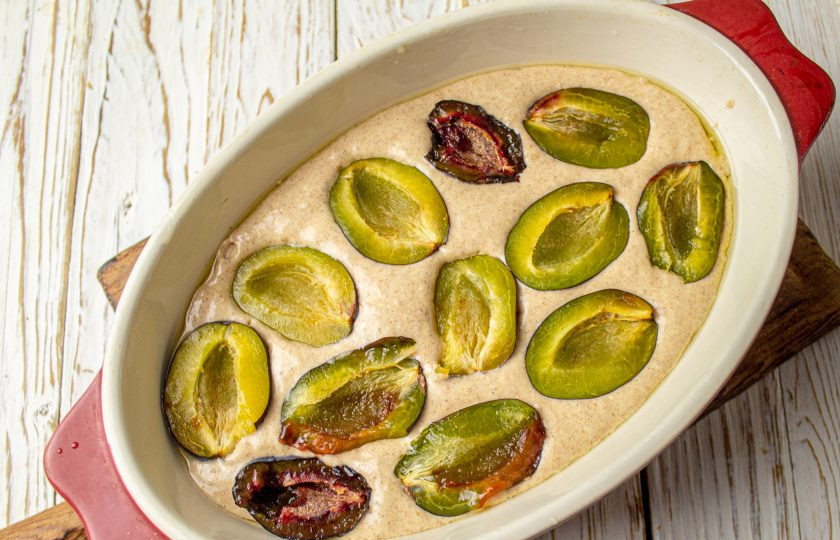 1. Этап. Миндальный пирог со сливами: Сливы промойте и обсушите, разделите на половинки, удалите косточку. Выложите половинки слив срезом вверх. Поставьте пирог выпекаться в заранее разогретую духовку до 180-190 градусов на 40-45 минут.