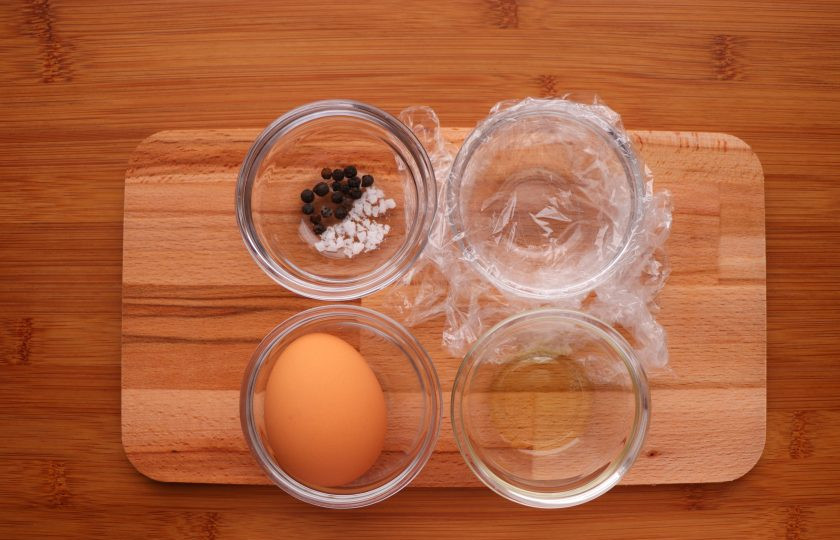 1. Этап. Яйцо пашот в пакете: Подготовьте все необходимые ингредиенты. Помимо самих продуктов понадобится небольшой пакет или кусок пищевой пленки.