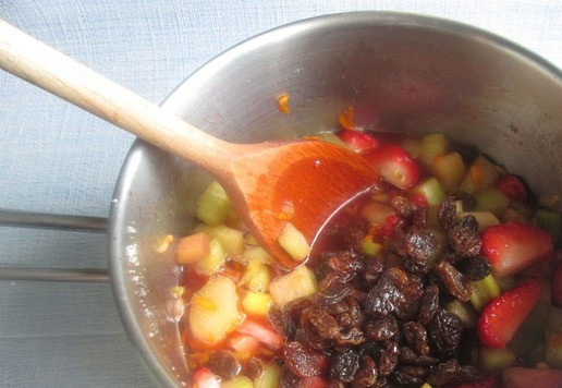 1. Этап. Джем из ревеня, клубники и изюма: Добавить изюм. Перемешать и довести до кипения.