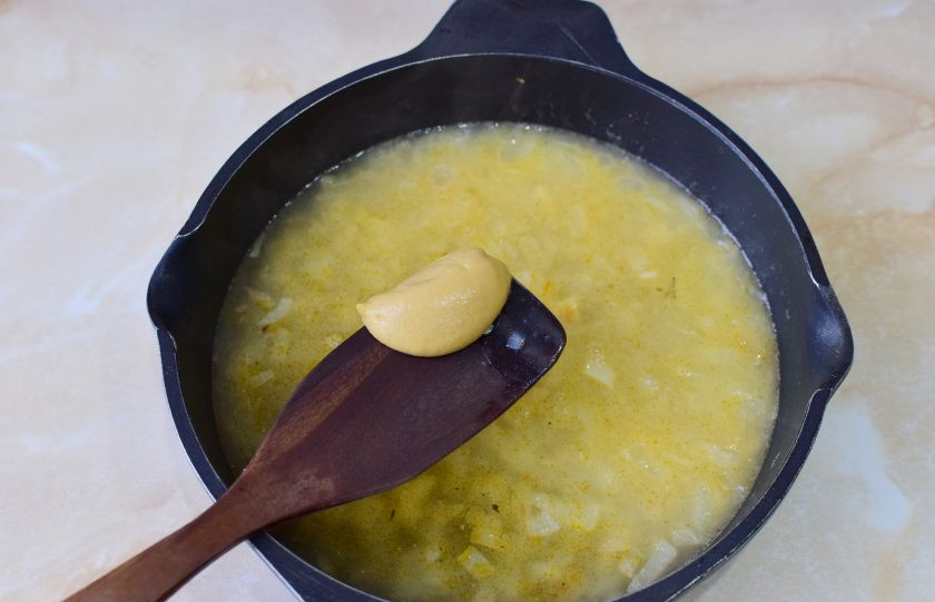 1. Этап. Соус Робер: Залейте лук бульоном и добавьте горчицу. Доведите все до кипения. Тушите соус еще минут 10-12.