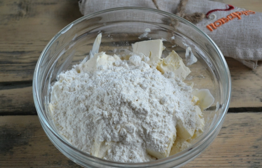 1. Этап. Торт Сердце: Добавьте соду, гашенную уксусом, и муку. Замесите мягкое тесто. Обратите внимание, что когда будете мять, маргарин будет таять, так что постоянно нужно будет подсыпать муку.