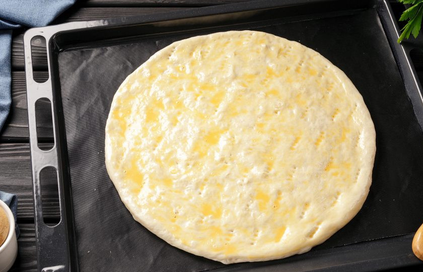 1. Этап. Армянский хачапури: Армянские хозяйки выпекают хачапури на специальной каменной или глиняной сковороде (кеци), я буду выпекать на противне. Противень можно смазать маслом или просто присыпать мукой, у меня коврик для выпечки. Чтобы хачапури не вздувались, наколите верх вилкой или проткните ножом. Смажьте приготовленной ранее смазкой и запекайте в духовке при температуре 230-250 градусов до красивой румяной корочки. У меня ушло около 20 минут.