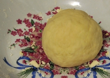 1. Этап. Суп Северный: Готовое тесто перекладываем в миску, накрываем пленкой и забываем о нем на 10-15 минут.