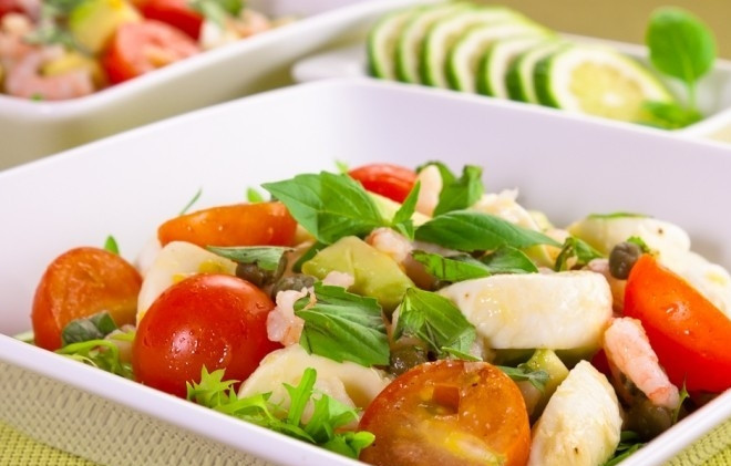 1. Этап. Салат с моцареллой и креветками: Теперь остаётся смешать все ингредиенты: креветки, авокадо, каперсы, сыр, помидоры, салат, базилик. Залейте их заправкой, перемешайте — и сразу подавайте.