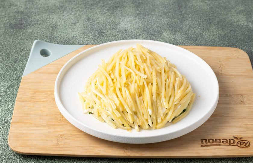 1. Этап. Овощной салат Дыхание Дракона: Следующий слой сделайте из картофеля по-корейски. Его выкладывайте тонкими полосами в одном направлении.