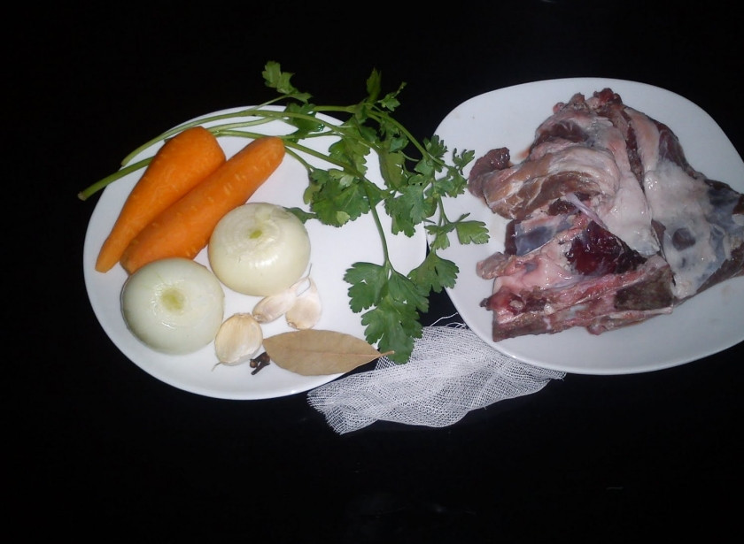 1. Этап. Свиной бульон: 1. Берем все ингредиенты для приготовления. Морковь, корень сельдерея и луковицы чистим и моем, нарезаем крупными кусками.