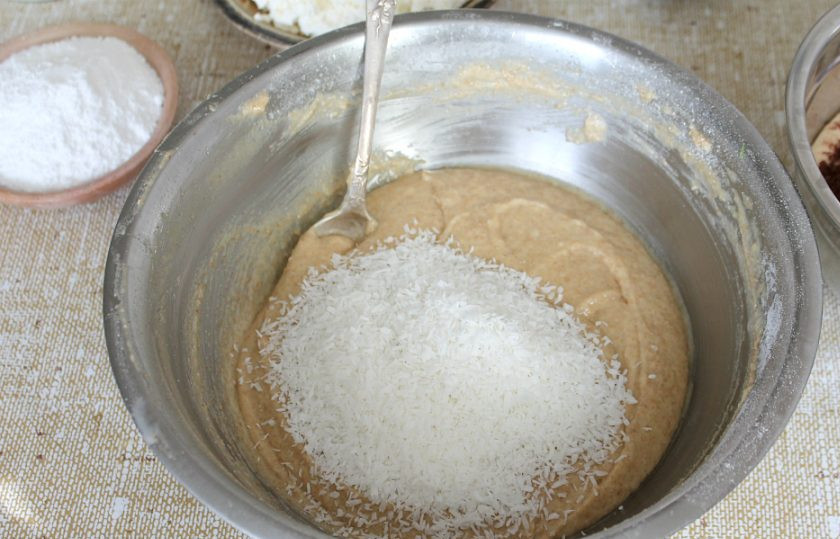 1. Этап. Торт Махровый: В первую часть добавляем кокосовую стружку и перемешиваем.