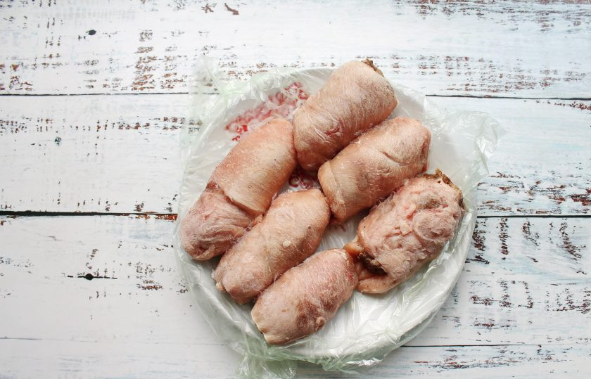 1. Этап. Куриные рулетики замороженные: Замороженные куриные рулетики достаньте из морозильной камеры и дайте полностью оттаять на нижней полке холодильника.