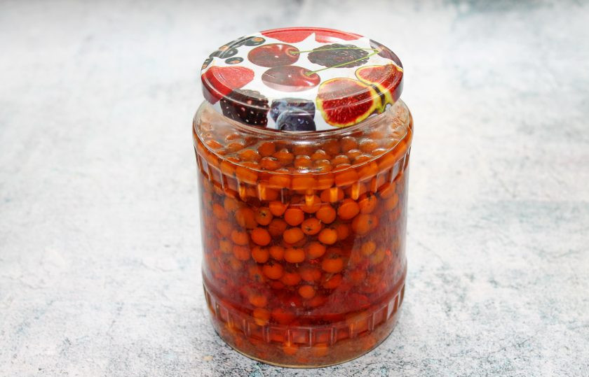 1. Этап. Рябина на коньяке в домашних условиях: Банку плотно закройте и встряхните. Уберите банку в темное место на три недели, встряхивайте банку каждые 7 дней.