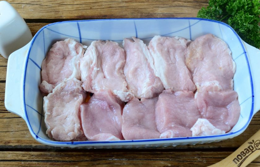 1. Этап. Свиные кусочки в кока-коле: Порежьте свинину на тонкие кусочки (толщина не более 1 см) и сложите их в форму для запекания.