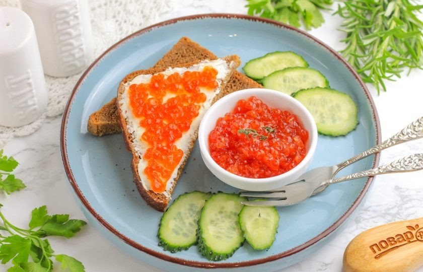 1. Этап. Засолка икры форели: Выложите засоленную икру форели в пиалу или соусник и подайте к столу с бутербродами со сливочным маслом и ароматным чаем.