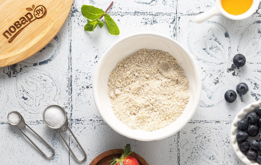 1. Этап. Каша из сорго: Крупу сорго измельчите блендером или в кофемолке. Так время приготовление каши сократится в два раза. Если сорго измельчить в кофемолке, то каша получится более кремовой и однородной, а блендером сохранится текстура.