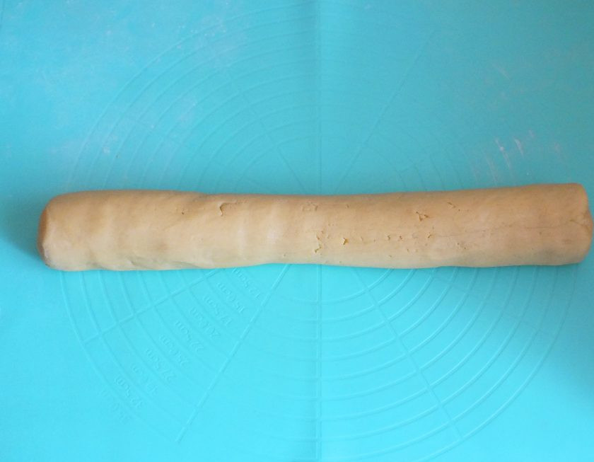 1. Этап. Печенье с лимонной начинкой: По истечении времени достаньте тесто из холодильника. Скатайте из него валик.