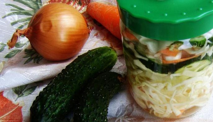 1. Этап. Салат из капусты и огурцов на зиму: Оставьте салат вверх дном, пока он не остынет. А потом пробуйте. Приятной дегустации!