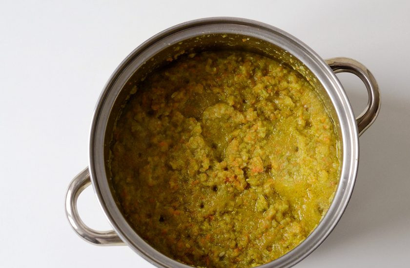 1. Этап. Икра кабачковая (на зиму): Переложите в кастрюлю с толстым дном, добавьте растительное масло. Доведите до кипения, убавьте огонь до миндального и тушите под крышкой 40 минут. Периодически помешивайте.