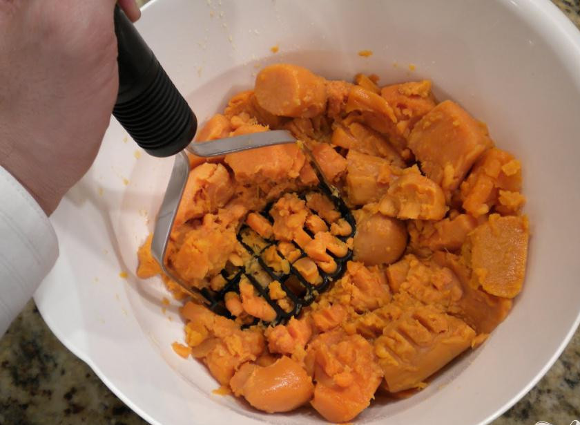 1. Этап. Суфле с бататом и орехами: 1. Разогреть духовку до 160 градусов. Растопить масло в кастрюле на среднем огне. Добавить коричневый сахар. Мелко нарезать орех-пекан и добавить в кастрюлю. Дать покипеть 3 минуты на маленьком огне. Консервированный батат поместить в посудину и сделать из него пюре.