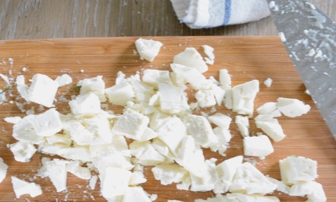 1. Этап. Картофельный салат с соусом Тцатцики: 8. Раскрошите сыр руками или ножом.