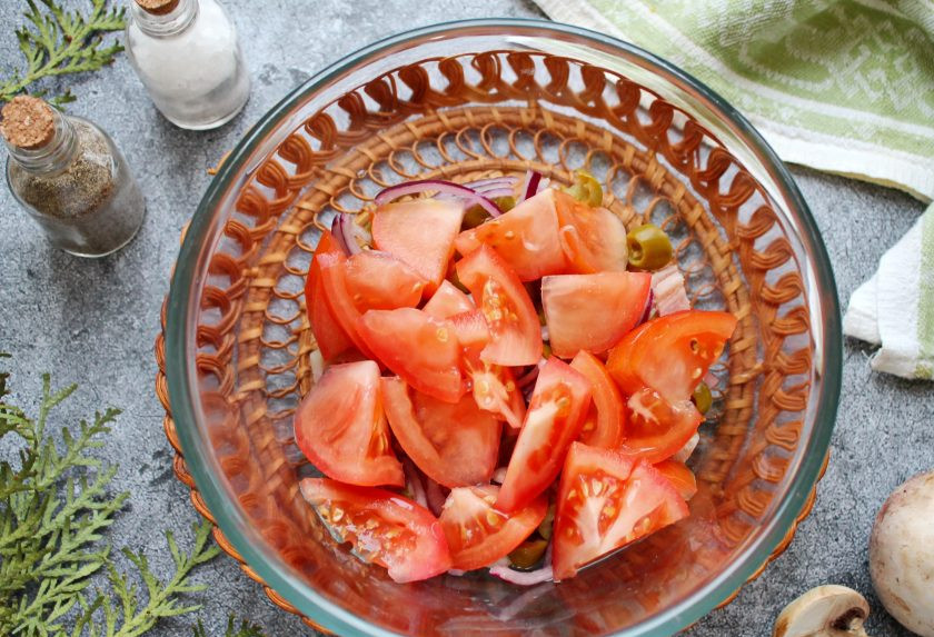 1. Этап. Салат Гречанка: Помидор порежьте дольками и добавьте в салат.