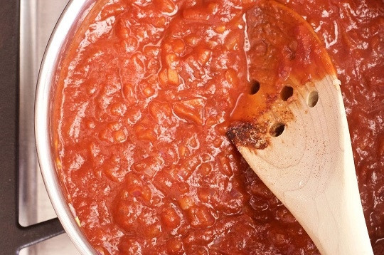 1. Этап. Курица на гриле с овощами и соусом барбекю: 3. Добавьте томатный соус и пасту. Всыпьте коричневый сахар, выложите мед и перец. Добавьте соль, соевый соус и кумин. Перемешайте аккуратно и томите на огне минут 10.