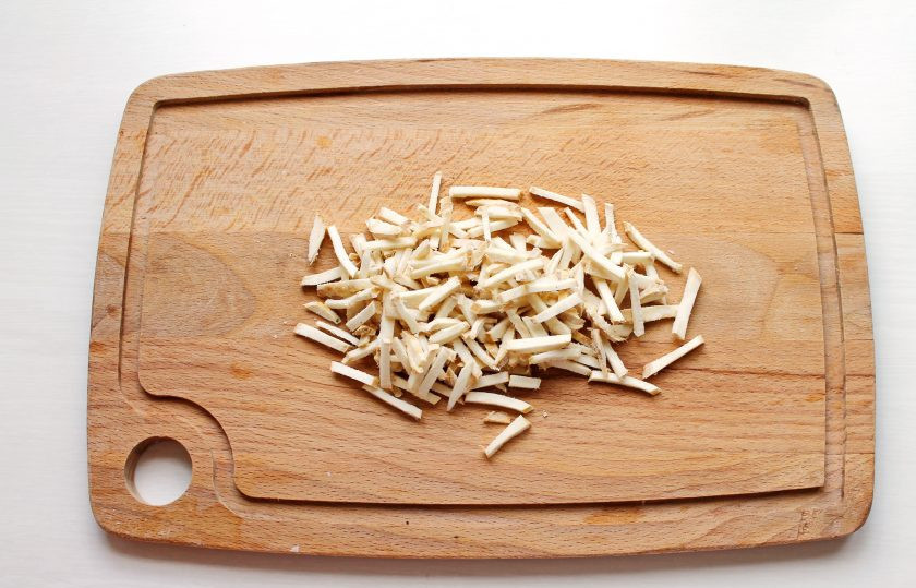 1. Этап. Хреновуха с имбирем: Корень хрена порежьте тонкой соломкой и выложите в чистую, сухую банку.