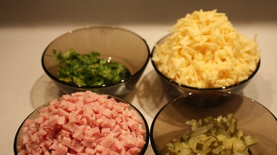 1. Этап. Рулет голландский: 1. Примерно за час до начала приготовления рулета необходимо достать и оставить размораживаться тесто. Если нужно сделать закуску срочно, можно воспользоваться микроволновкой и режимом 