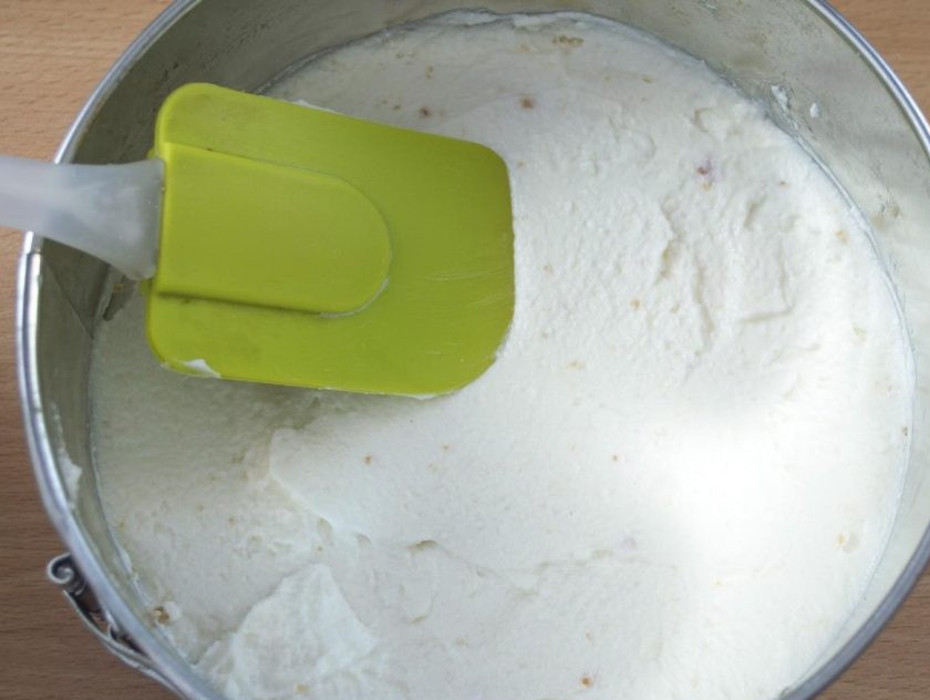 1. Этап. Торт из бананов: 6. Половину получившегося крема отправьте на нашу основу и равномерно распределите.