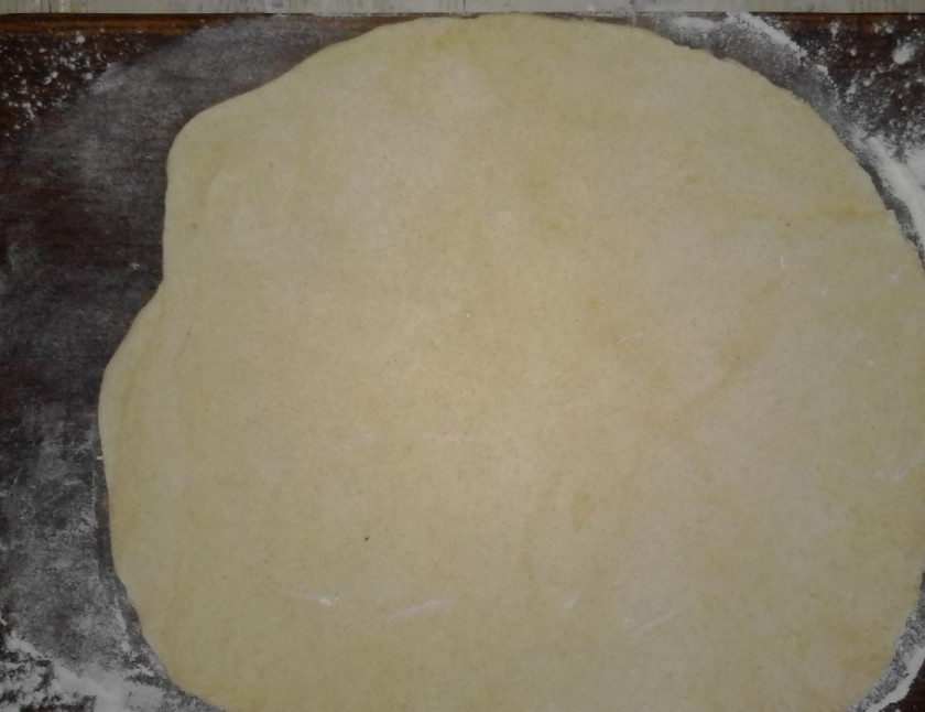 1. Этап. Несдобная выпечка: Затем тесто раскатайте на присыпанной мукой поверхности очень тонко (до 0,5 см).