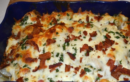 1. Этап. Куриная грудка с картофелем: 12. Нарежьте кусочками бекон и выложите на картофель, снова отправьте на 15 минут в духовку до образования корочки.