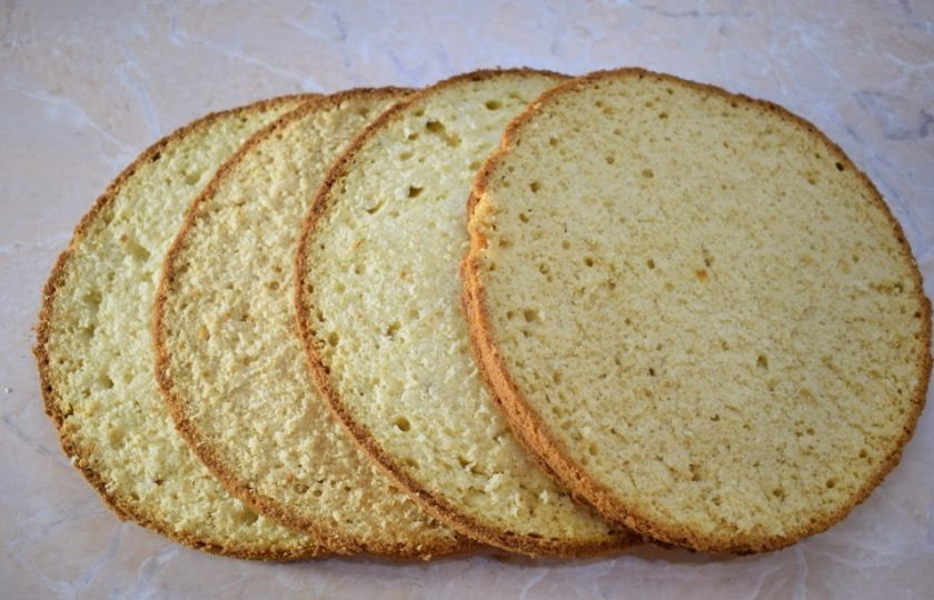 1. Этап. Банановый торт со сметанным кремом: Готовый бисквит остудите и дайте ему отлежаться. Затем разрежьте его на 4 коржа.