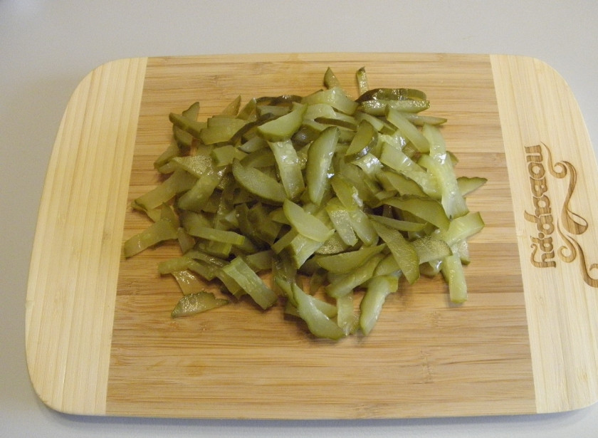 1. Этап. Солянка классическая: Порежьте маринованные огурцы соломкой.