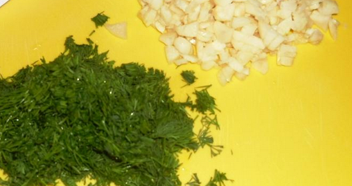 1. Этап. Закатка жареного перца: Измельчаем укроп и чеснок.