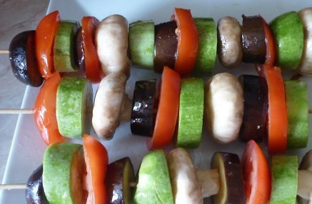 1. Этап. Гарнир к мясу в духовке: Овощи можете чередовать, чтоб каждая шпажка подавалась как ассорти. Посолите и поперчите овощи.