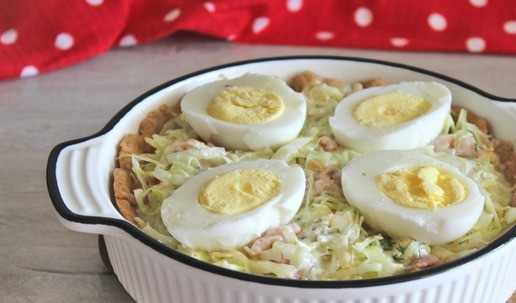 1. Этап. Киш «Осень»: Поверх начинки разложить половинки яиц срезом вверх.