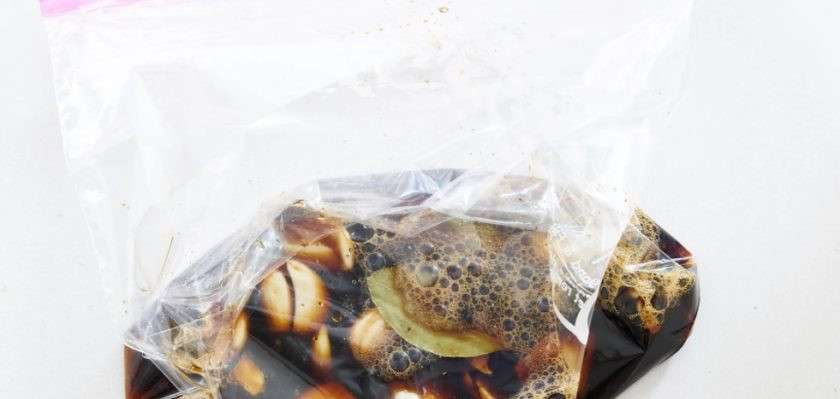 1. Этап. Куриные ножки в пикантном маринаде: 1. Очистите чеснок и положите в пищевой zip пакет, туда же добавьте черный перец, лавровый лист, сахар, влейте уксус и соевый соус. Закройте пакет и встряхните.