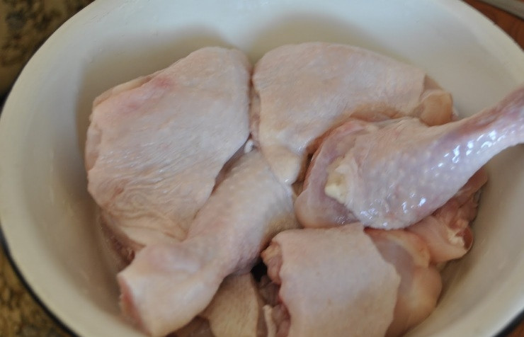 1. Этап. Куриные ножки в кляре: Куриные ножки тщательно промываем и очищаем от перьев.