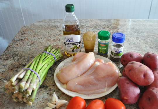 1. Этап. Куриная грудка с картошкой в духовке: 1. Вот такой довольно простой набор ингредиентов необходим, чтобы сделать куриную грудку с картошкой в духовке в домашних условиях. Использовать можно также и другие овощи, которые есть в холодильнике, а при желании можно обойтись и одним картофелем.