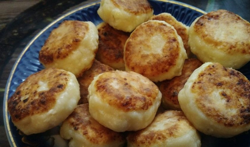 1. Этап. Сырники из домашнего творога: 6. Выкладываем все на отдельное блюдо. Если хотите, чтобы сырники прожарились наверняка, накройте их крышкой, когда перевернете на вторую сторону.