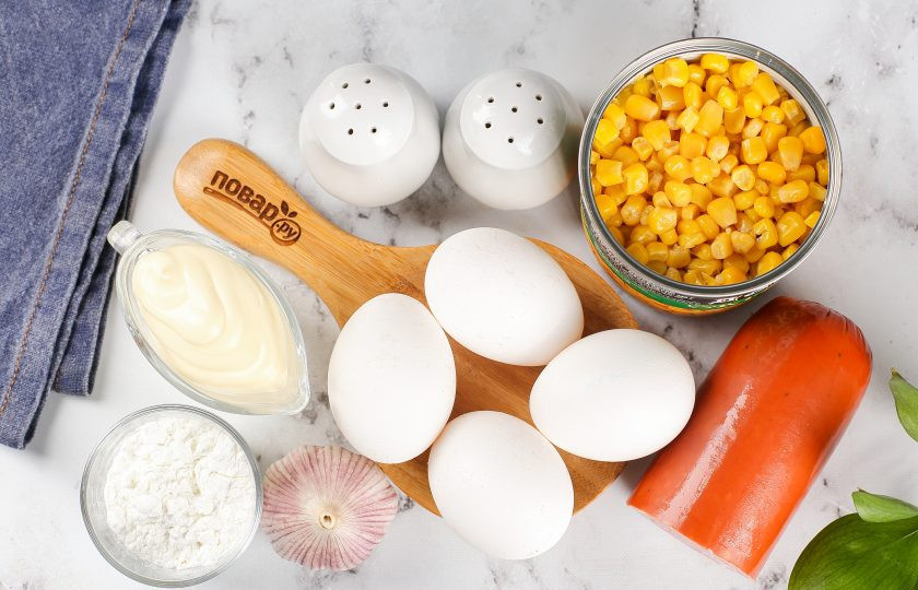 1. Этап. Салат с яичными блинчиками: Подготовьте все ингредиенты.