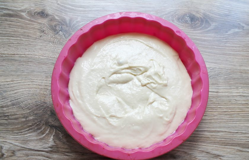 1. Этап. Торт Вриндаван: Перелейте тесто в форму диаметром 20 сантиметров и разровняйте верх.