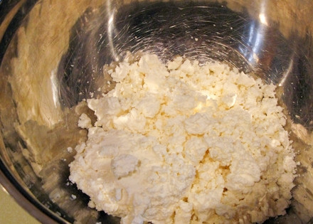 1. Этап. Беляши (рецепт теста): 1. В глубокую мисочку выложите творог. Если комочков много, лучше протереть через сито.