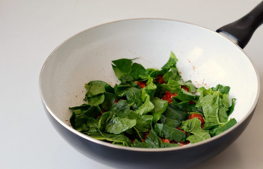 1. Этап. Тофу чили: Шпинат помойте, обсушите и порвите руками. Добавьте его к овощам и потушите минуту до мягкости.