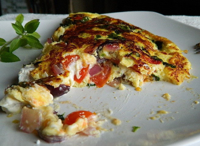 1. Этап. Омлет по-гречески: 9. Когда блюдо готово его можно подавать к столу, украсив свежей зеленью.