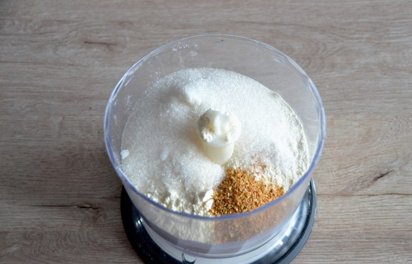 1. Этап. Саксонское печенье: Приготовьте песочное тесто. Выложите в чашу блендера муку, соль, сахар, ванильный сахар, лимонную цедру.