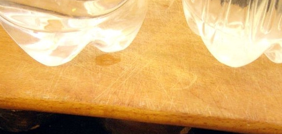 1. Этап. Синенькие с морковкой на зиму: Соорудите пресс для баклажанов, продержите их под ним в течение 60-70 минут. Таким образом стечет лишняя влага, которая заберет с собой и горечь баклажанов.