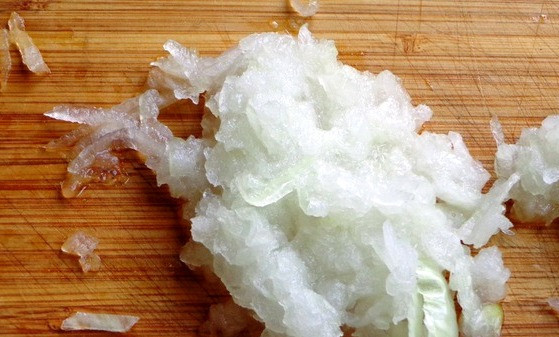 1. Этап. Шашлык на скорую руку: Остальной лук трем на терке.