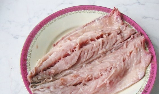 1. Этап. Скумбрия в тесте: 2. Размороженную рыбу очищаем: отрезаем голову, хвост и плавники. Разрезаем брюшину, удаляем все внутренности, тщательно промываем под струей холодной воды. Обязательно удаляем хребет и кости. Разделяем рыбу на 2 части.