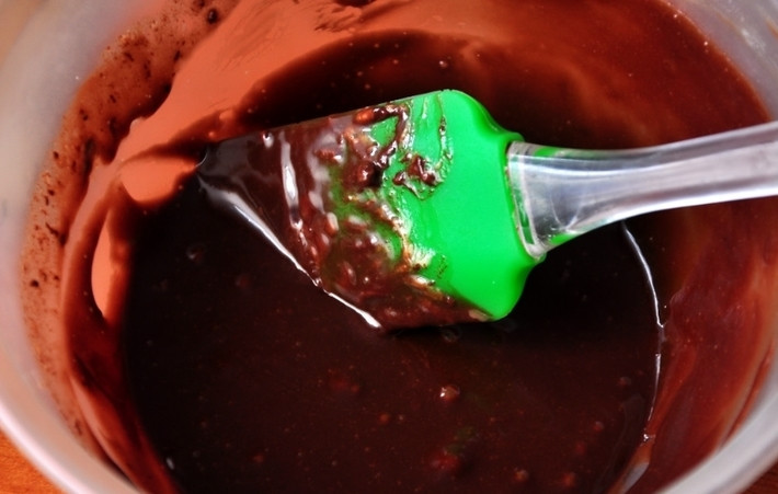 1. Этап. Бисквитный пирог: 8. Если вы решили украсить свой бисквитный пирог в домашних условиях глазурью, растопите шоколад и добавьте сливки. Тщательно перемешайте.