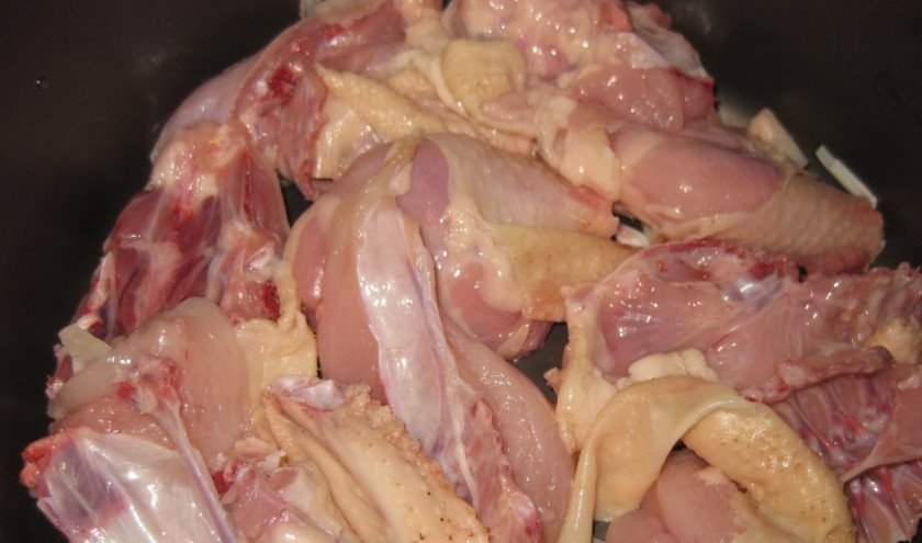 1. Этап. Жаркое из цыпленка: Кусочки цыпленка обжарьте в оливковом масле.